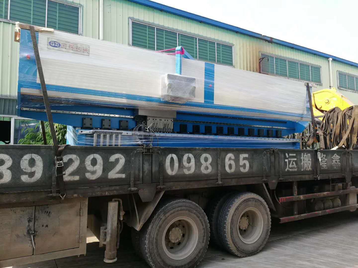 兩臺(tái)刨槽機(jī)一臺(tái)折彎機(jī)同時(shí)發(fā)往佛山中山客戶