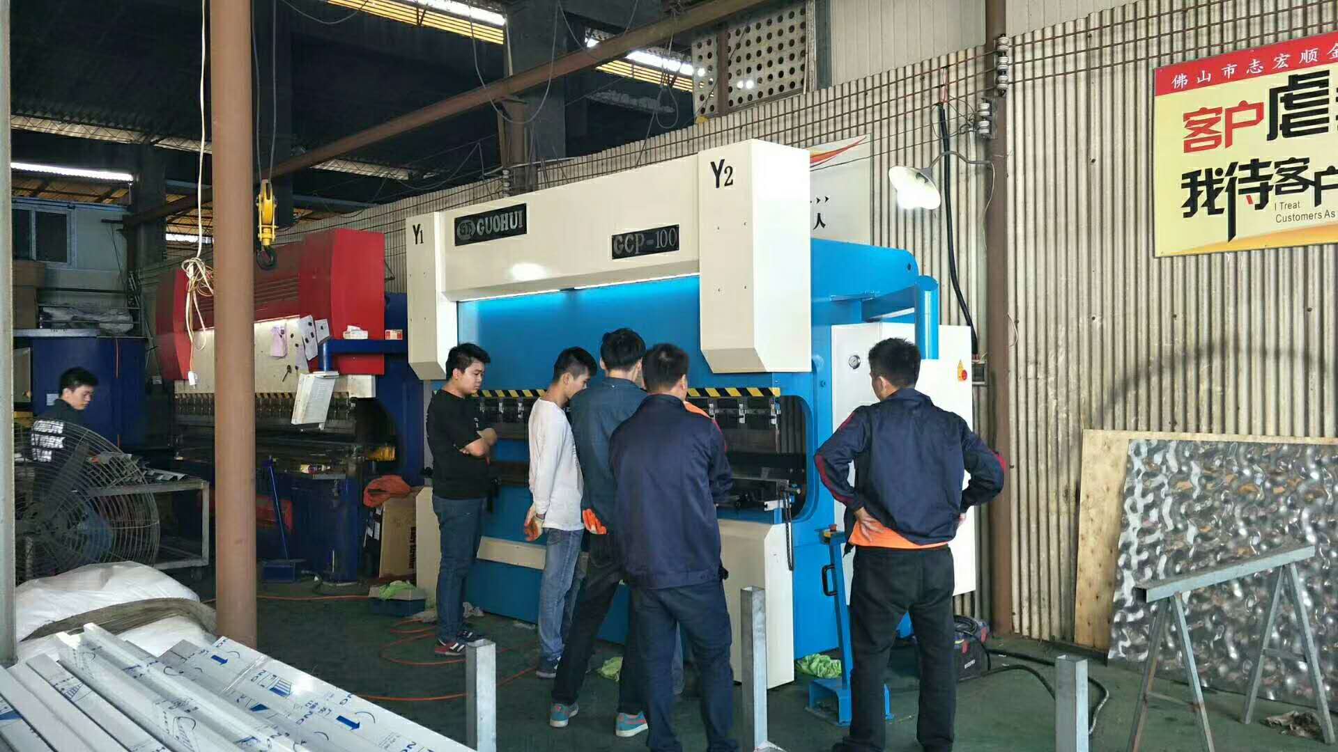 國輝機(jī)械3臺(tái)電液伺服折彎機(jī)抵達(dá)佛山力源市場