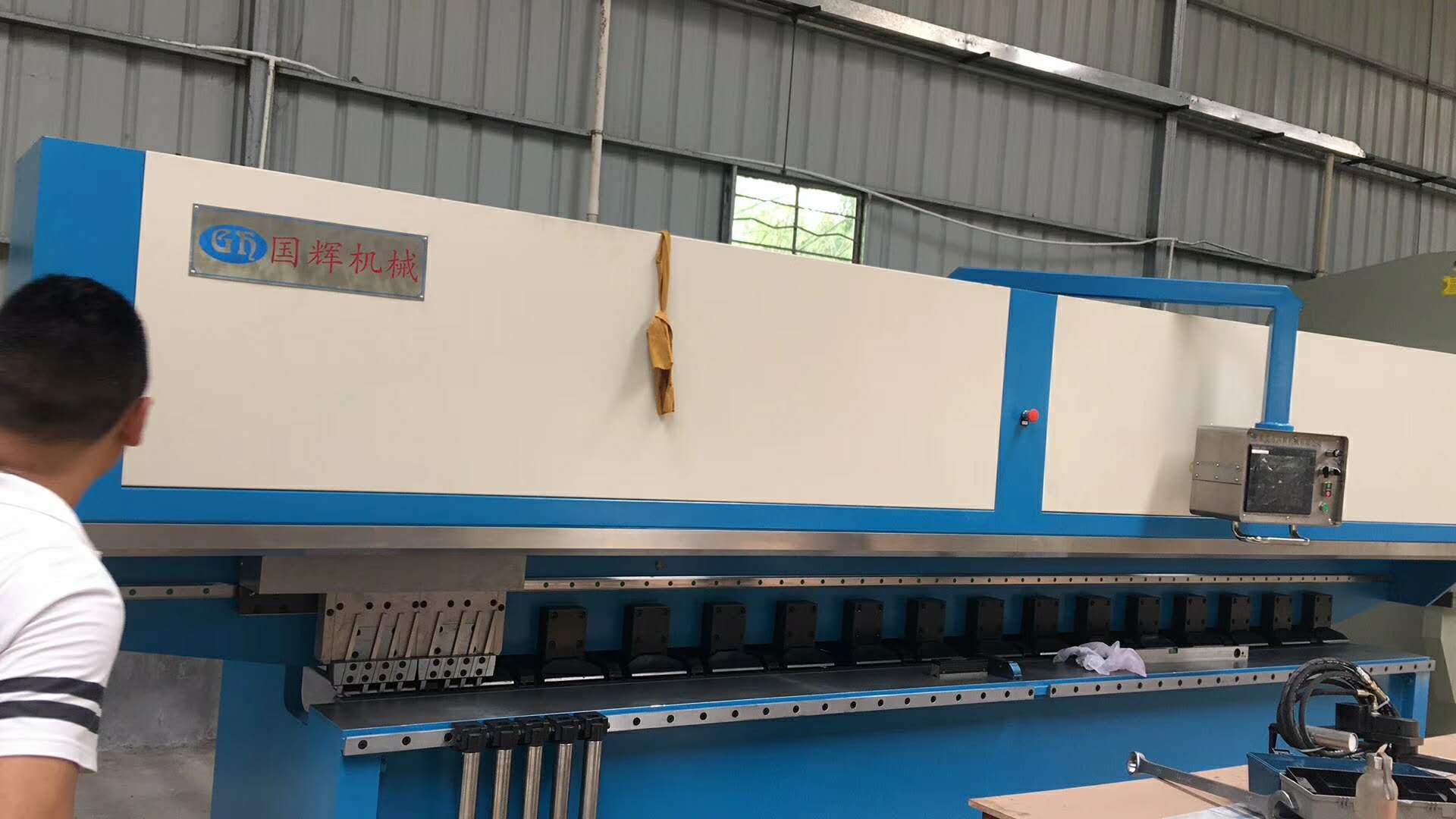 熱烈歡迎泰國客戶來訪驗(yàn)收設(shè)備-國輝刨槽機(jī)